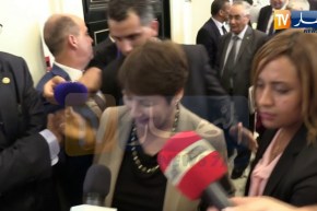 بيع الخبز ومواد غذائية على الأرصفة.. عندما يتحول الغذاء لوباء