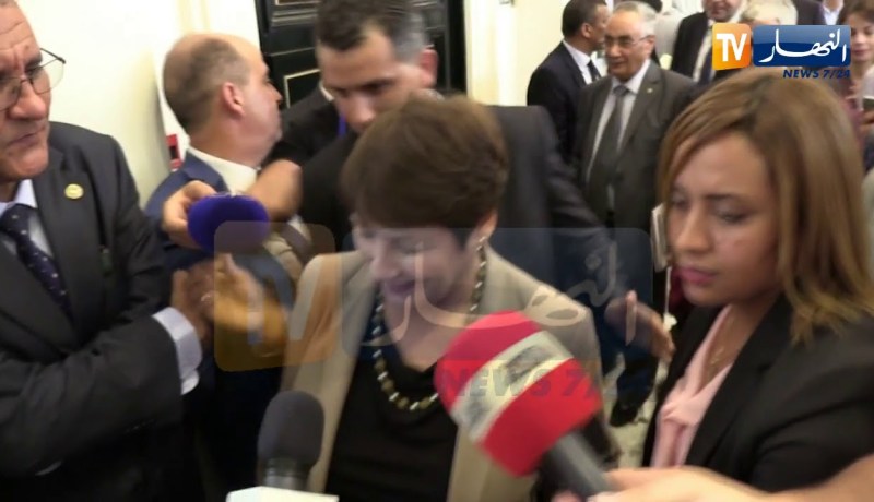 بيع الخبز ومواد غذائية على الأرصفة.. عندما يتحول الغذاء لوباء