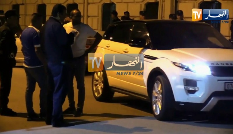شاهد لحظة خروج عبد القادر زوخ من محكمة سيدي امحمد