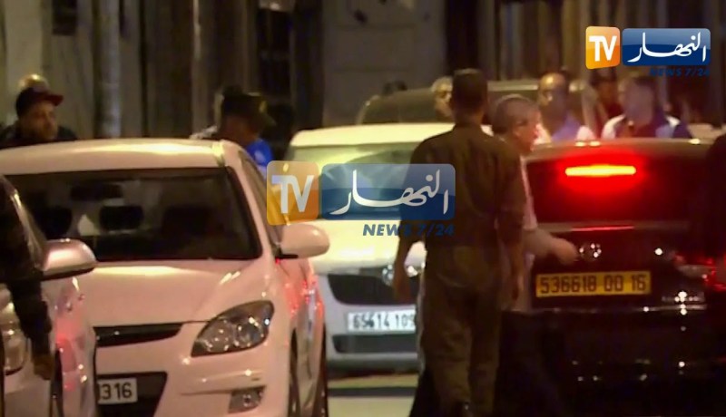 شاهد لحظة خروج أحمد أويحيى من محكمة سيدي امحمد