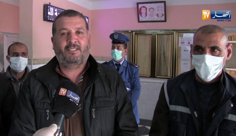 المسيلة/ تنظيم مبادرة لتوزيع الكمامات والقفازات على الموظفين في أولاد دراج