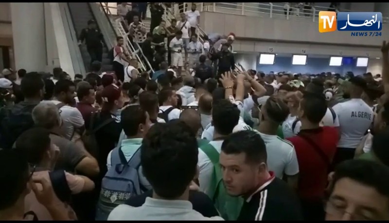 أنصار المنتخب الوطني يستلمون جوازات سفرهم إستعدادا للتنقل إلى مصر لتشجيع الخضر