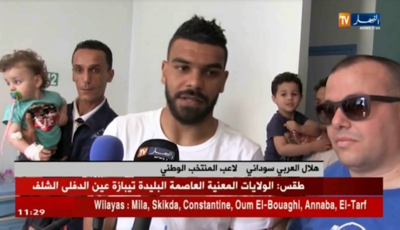 سوداني يقوم بزيارة للأطفال المرضى