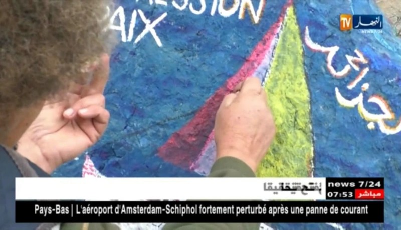 مجتمع : دحمان ..بائع شاي يحول الصخور إلى لوحات فنية بإمتياز