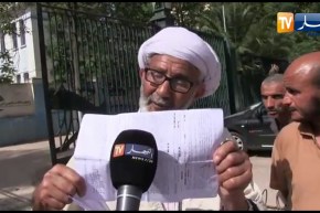شاهد شيخ يحتج أمام مقر ولاية سيدي بلعباس.. داولي 30 هكتار من أرضي راني في 9 سنوات و انا نجري