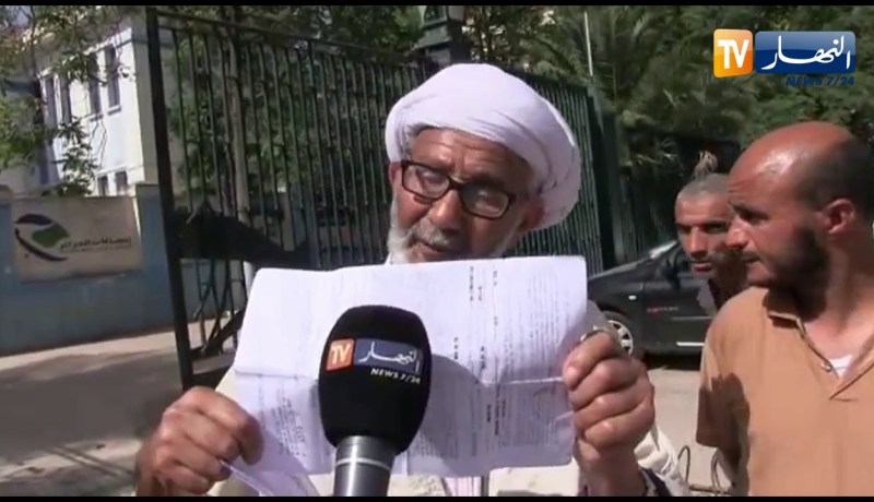 شاهد شيخ يحتج أمام مقر ولاية سيدي بلعباس.. داولي 30 هكتار من أرضي راني في 9 سنوات و انا نجري