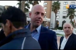 شاهد خروج شريف ملال من الفندق بعد تأجيل الإجتماع