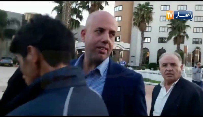 شاهد خروج شريف ملال من الفندق بعد تأجيل الإجتماع