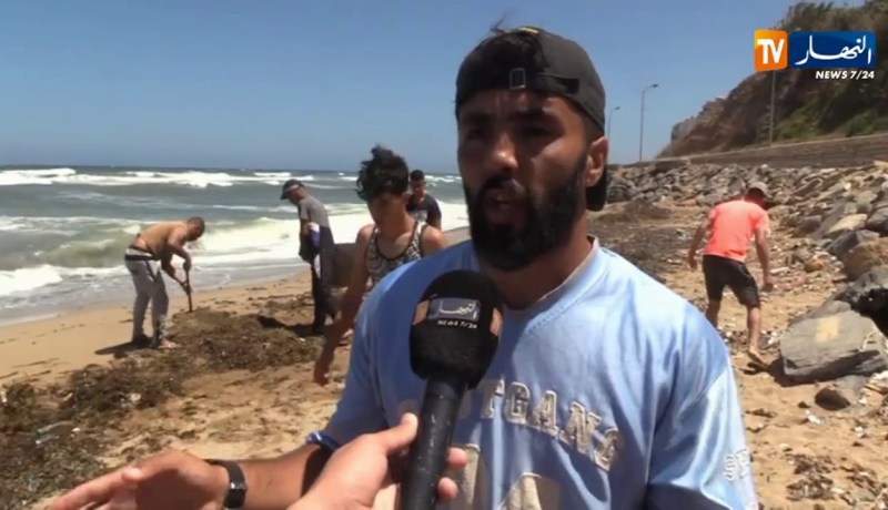 شباب يستغل فرصة غلق الشواطئ بسبب كورونا لتنظيفها