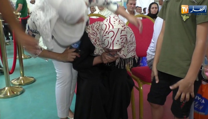 شاهد..مسفيدة من سكنات “عدل” تبكي بحرقة من شدة الفرح