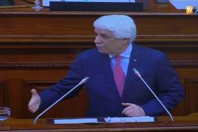 وزير العدل يدخل في هيستيريا من الضحك..والسبب!!