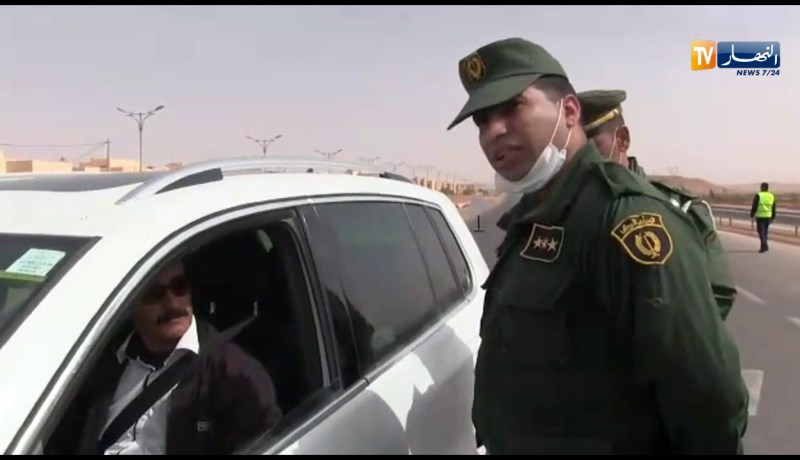 غرداية/ هذا ما تفعله مصالح الدرك كل يوم بمدخل المدينة بالتنسيق مع خلية الأزمة