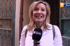 غرداية: زوجة السفير الأمريكي تصنع الحدث بعفويتها خلال جولتها بالسوق