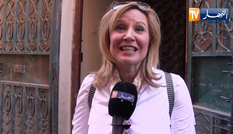 غرداية: زوجة السفير الأمريكي تصنع الحدث بعفويتها خلال جولتها بالسوق