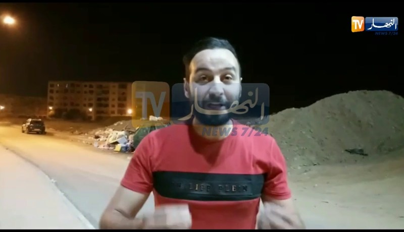 شاب من “البليدة” يسجد شكرا لله بعد قرار رئيس الجمهورية بتنحية الوالي