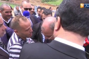 شاهد كيف طلب مواطن من الوزير زعلان نقل والدته المريضة إلى البقاع المقدسة