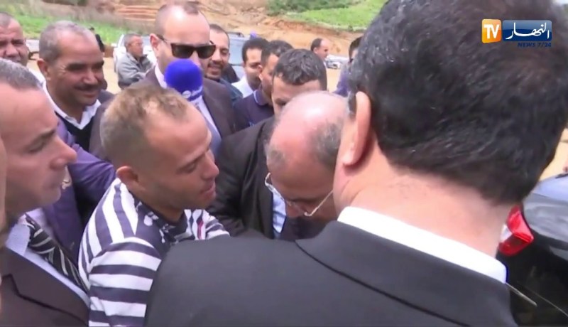 شاهد كيف طلب مواطن من الوزير زعلان نقل والدته المريضة إلى البقاع المقدسة