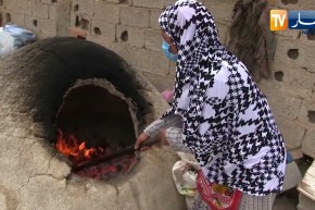 وهران: السيدة سالمة تعيل عائلتها بتحضير “خبز الدار” بإستخدام “كوشة العرب”
