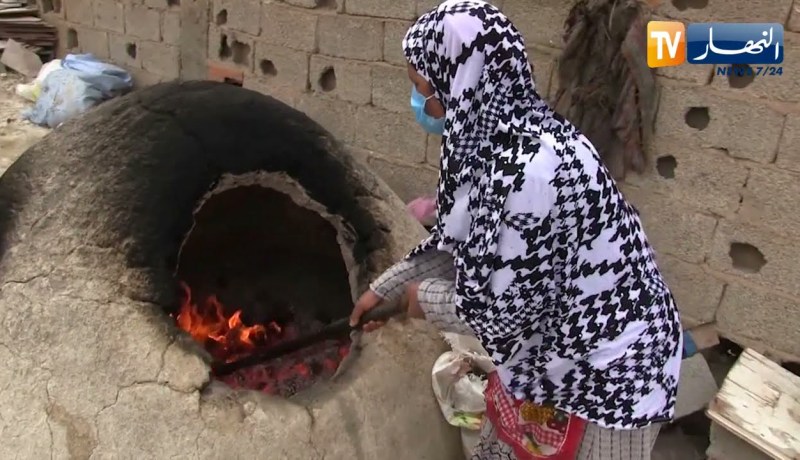 وهران: السيدة سالمة تعيل عائلتها بتحضير “خبز الدار” بإستخدام “كوشة العرب”