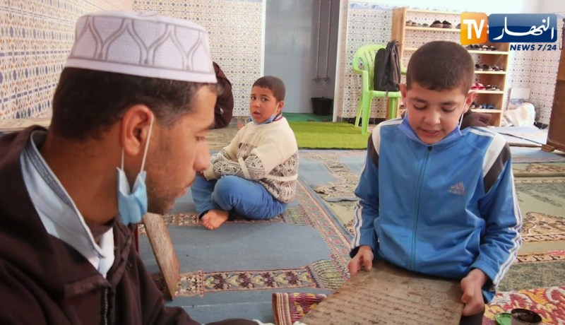 مستغانم: يونس عباس… طفل يسبق أقرانه بحفظ كتاب الله و الأحاديث النبوية