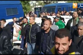 وقفة داعمة للإنتخابات والجيش بقسنطينة