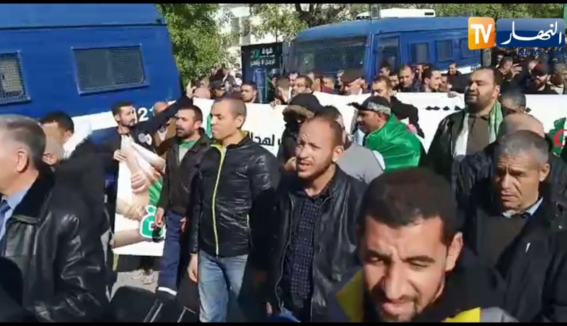 وقفة داعمة للإنتخابات والجيش بقسنطينة