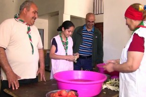 عين تموشنت: إكرام.. أصغر متطوعة تخدم الصائمين بمطاعم الإفطار