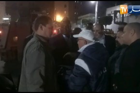 وصول وزير السياحة الى مكان احتراق السيارة ودخوله الى فندق الجزائر