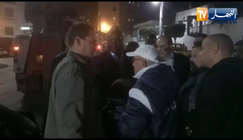 وصول وزير السياحة الى مكان احتراق السيارة ودخوله الى فندق الجزائر