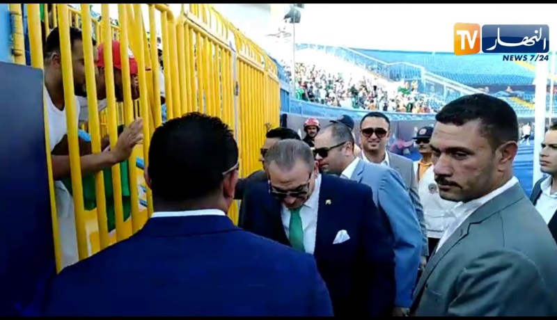 مدير الأمن المصري يطمئن على الانصار الجزائريين في ملعب السويس