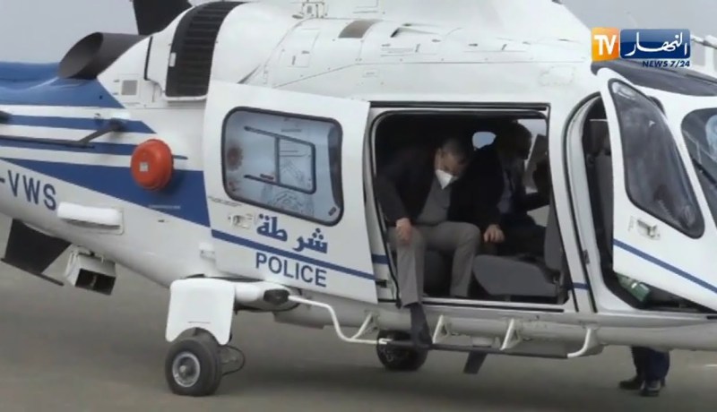 شاهد لحظة هبوط مروحية الشرطة على متنها الوزير الأول بقوراية