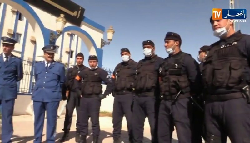 الوادي/ مصالح الأمن في حملة تعقيم للأحياء والساحات العمومية