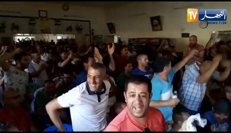 شاهد ..ردة فعل أنصار الخضر بسكيكدة لحظة تسجيل الهدف !!