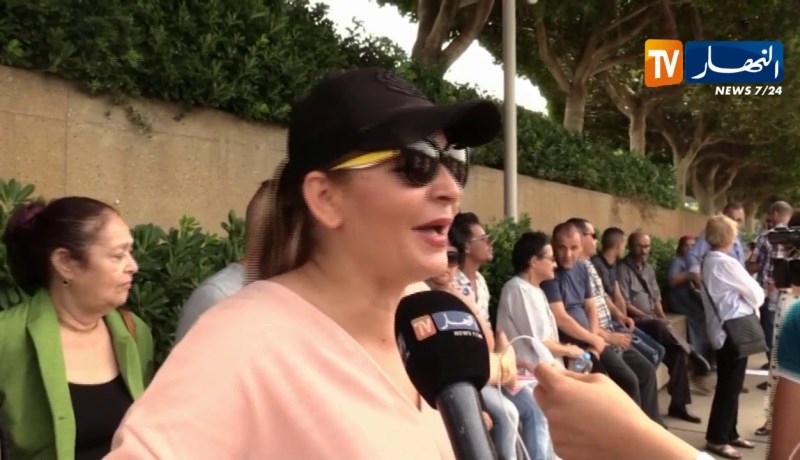 الفنانون يقفون جنبا إلى جنب أمام مقر وزارة الثقافة بشعار “كلنا نضال”