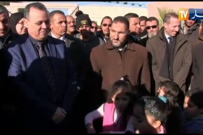 تلاميذ مؤسسة تربوية يستقبلون والي المسيلة الجديد بالأناشيد