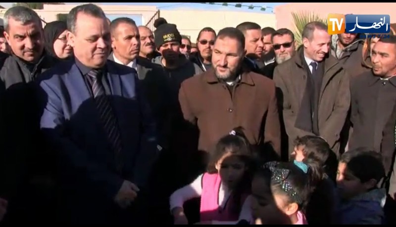 تلاميذ مؤسسة تربوية يستقبلون والي المسيلة الجديد بالأناشيد