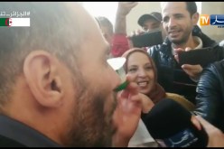 مواطنون يحتجون بعد قرار تأجيل محاكمة “سلال وأويحيى” ويطالبون بـ “الإعدام”