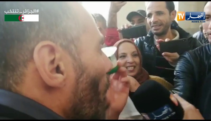 مواطنون يحتجون بعد قرار تأجيل محاكمة “سلال وأويحيى” ويطالبون بـ “الإعدام”