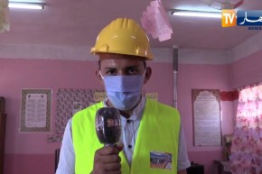 معسكر : شاب يهدي تلاميذ مدرسة بدوار المزورات ألواحا شمسية للتزود بالكهرباء