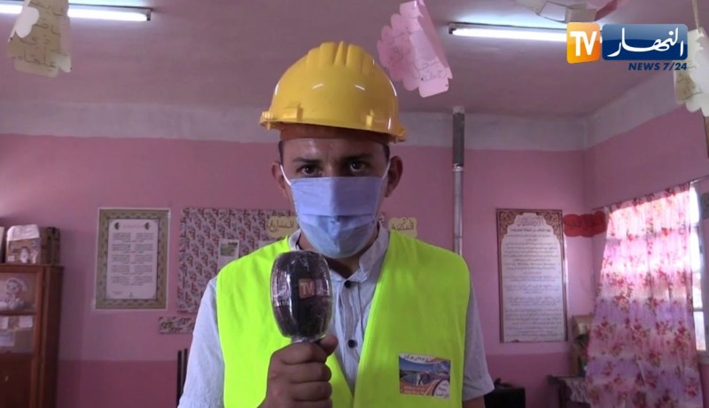 معسكر : شاب يهدي تلاميذ مدرسة بدوار المزورات ألواحا شمسية للتزود بالكهرباء