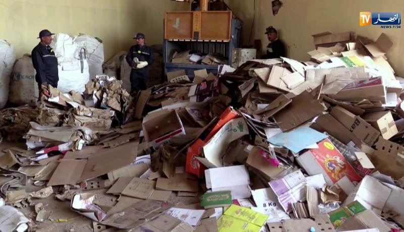 البيض: عمال المركز التقني لردم النفايات يشتكون ظروف عملهم القاسية