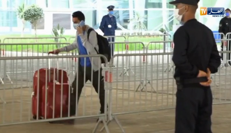 مطار هواري بومدين..وصول الدفعة الأخيرة من الجزائريين العالقين بالإمارات