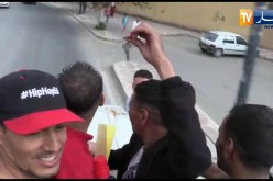 تيسمسيلت: “جيب المكنسة وأرواح معانا” شباب يرافقون محمد تباق إلى شقته فور إستلامه المفتاح