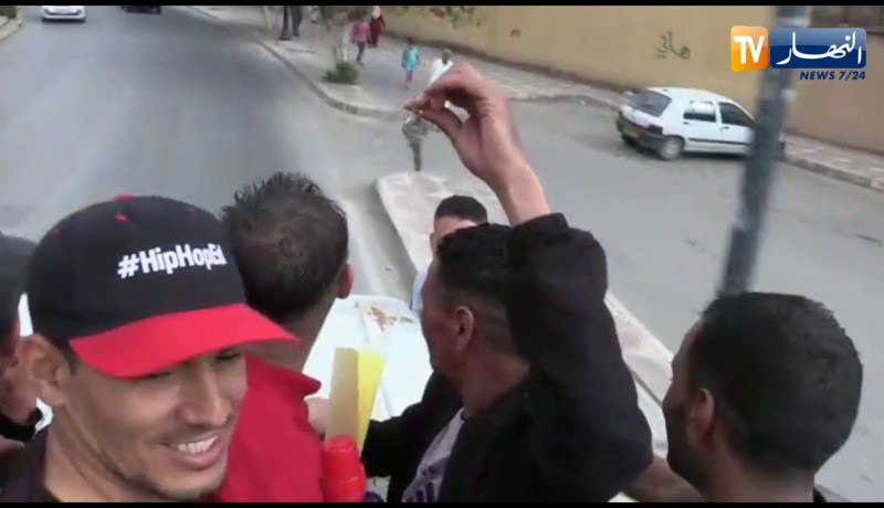 تيسمسيلت: “جيب المكنسة وأرواح معانا” شباب يرافقون محمد تباق إلى شقته فور إستلامه المفتاح