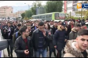 تيزي وزو.. خروج طلبة جامعة مولود معمري في مسيرة احتجاجية حاشدة