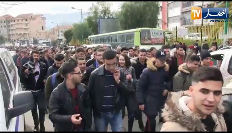 تيزي وزو.. خروج طلبة جامعة مولود معمري في مسيرة احتجاجية حاشدة