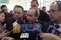 شاهد..وزير الصحة يحاول التحدث بالإنجليزية