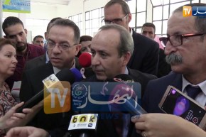 شاهد..وزير الصحة يحاول التحدث بالإنجليزية