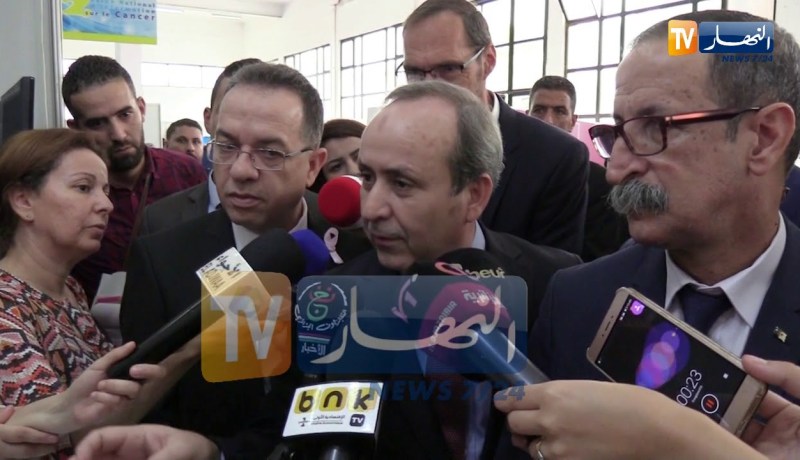 شاهد..وزير الصحة يحاول التحدث بالإنجليزية