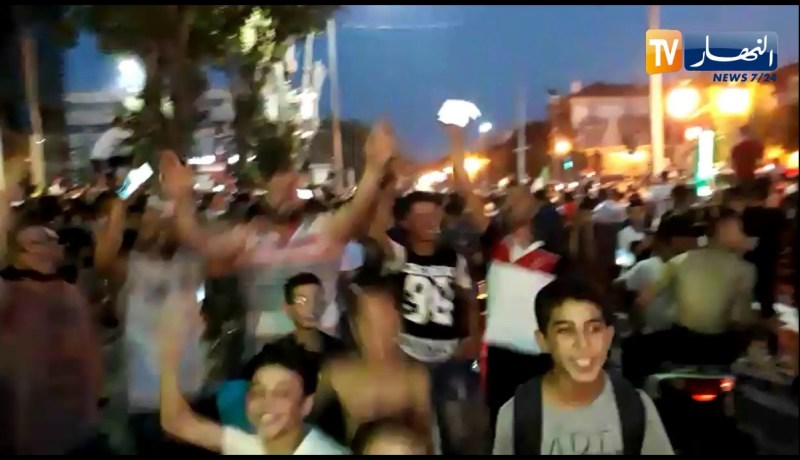 فرحة عارمة للجزائريين بعد تأهل الخضر إلى المربع الذهبي في كل من سطيف وجيجل